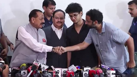 মোদী সরকার সব দাবি মেনে নেওয়ায় আন্দোলন প্রত্যাহারের ঘোষণা ককরোচ পার্টির 
